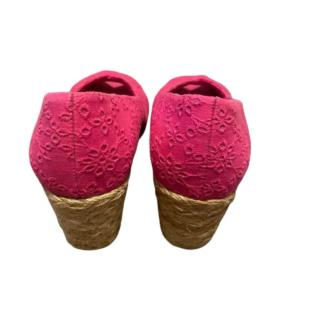 E2 - Chaps Size 10 eyelet Pink Wedge Peep Toe Shoes